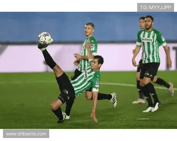 黄潜高压逼抢战术再下一城，西甲赛场备受关注与讨论