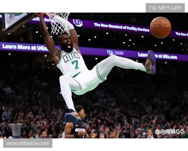 杰伦·布朗突破制造得分机会提升凯尔特人关键时刻攻击力